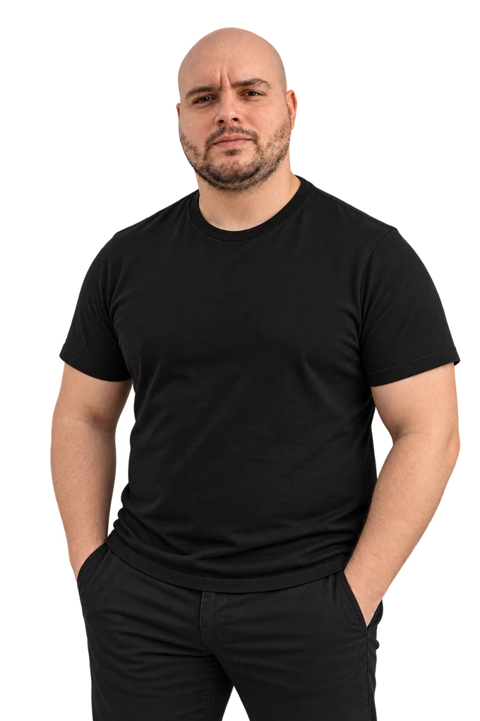 Yuri Narducci, rasato, in t-shirt nera
